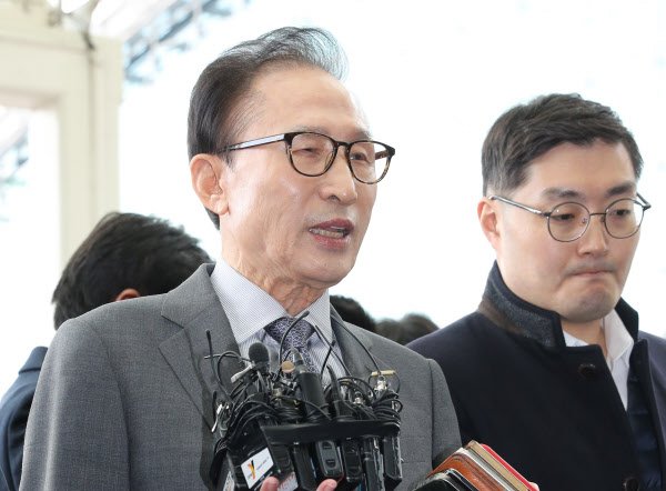 MB측 "盧정부 시절 적폐, 우리도 꽤 할 말 있다"
등신아 말로 하지말고
문재인이 장군하면 멍군장군을 때려야지 도망가고 있냐
지금 문재인의 광란은 네 넘의 죄가 99%다
노무현이 자살을 하던말던 문재인 패족을 말살 했으면 통일이 되었다
니 똘마니 동원해서 박대통령 탄핵하니 좋냐