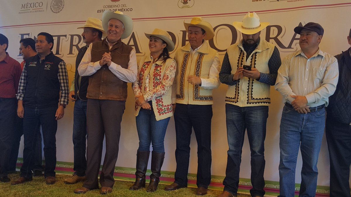 DarioZacariasC's tweet photo. En #Jiquipilco con el subsecretario @SEDATU_mx Gustavo Cárdenas y a la presidenta municipal Marisol González para inaugurar obras. https://t.co/KyZskvTkuY