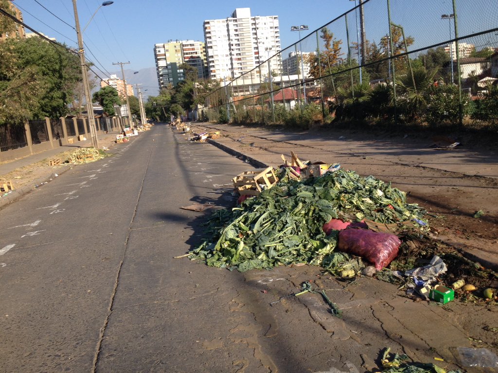 quierosanmiguel's tweet photo. IMPRESENTABLE IMPUNIDAD: a las 18:45 aún la empresa de basura contratada por @Muni_San_Miguel no limpiaba la Feria. Así es fácil echarle la culpa de la basura a los feriantes o la comunidad. #Dimension #ceromultas https://t.co/ajyzQZvrCW