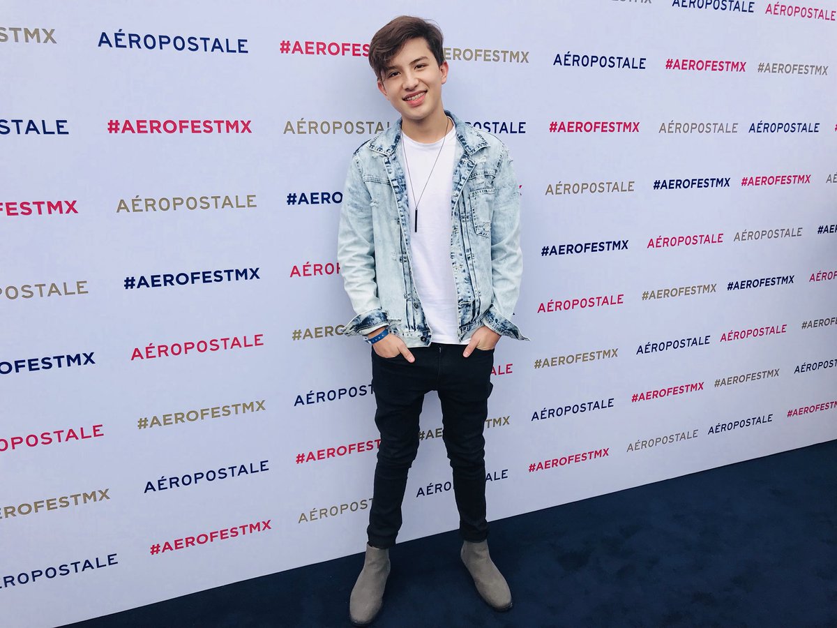 SomosWave's tweet photo. Diego Vela en la alfombra azul de #AeroFestMx 
#TalentoWave https://t.co/ngCFzrYXlG