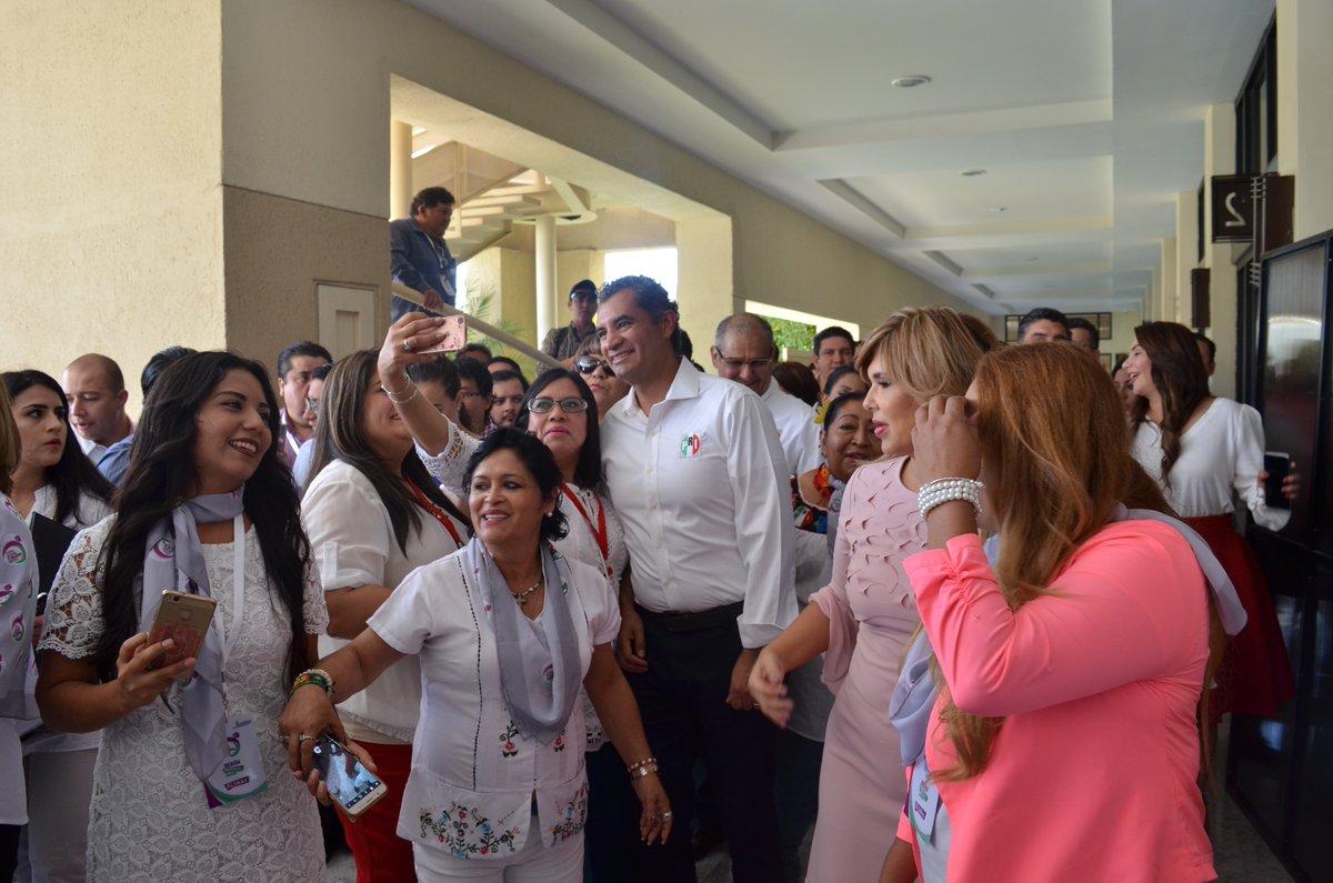 IRHsonora's tweet photo. El dia de hoy nos acompaño en el evento de la Escuela Nacional de Mujeres PRIistas el presidente del Partido Revolucionario Institucional @EnriqueOchoaR
¡ Muchas gracias presidente por apoyar a nuestras mujeres priistas !
#LaCausaNosUne #EscuelaMujeresPRI #SomosPRI #ICADEPSON https://t.co/Ht3NgCGti4