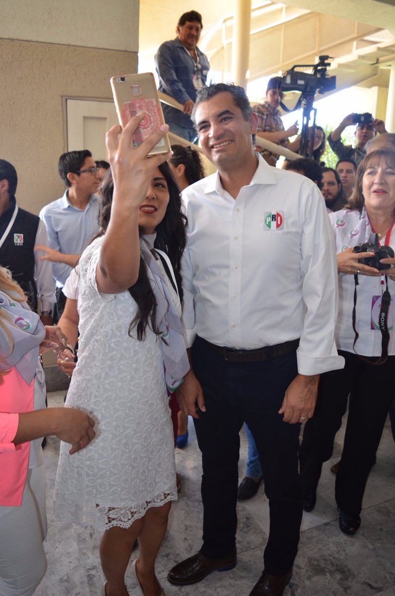 IRHsonora's tweet photo. El dia de hoy nos acompaño en el evento de la Escuela Nacional de Mujeres PRIistas el presidente del Partido Revolucionario Institucional @EnriqueOchoaR
¡ Muchas gracias presidente por apoyar a nuestras mujeres priistas !
#LaCausaNosUne #EscuelaMujeresPRI #SomosPRI #ICADEPSON https://t.co/Ht3NgCGti4