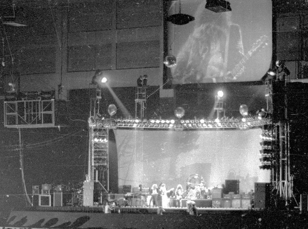 hkcollectibles's tweet photo. @ZepLyrics Atlanta 5/4/73 soundcheck &amp; Earl's Court May 1975(not sure which show). #LedZeppelin @HeartofMarkness https://t.co/tcCwtNrqNW
