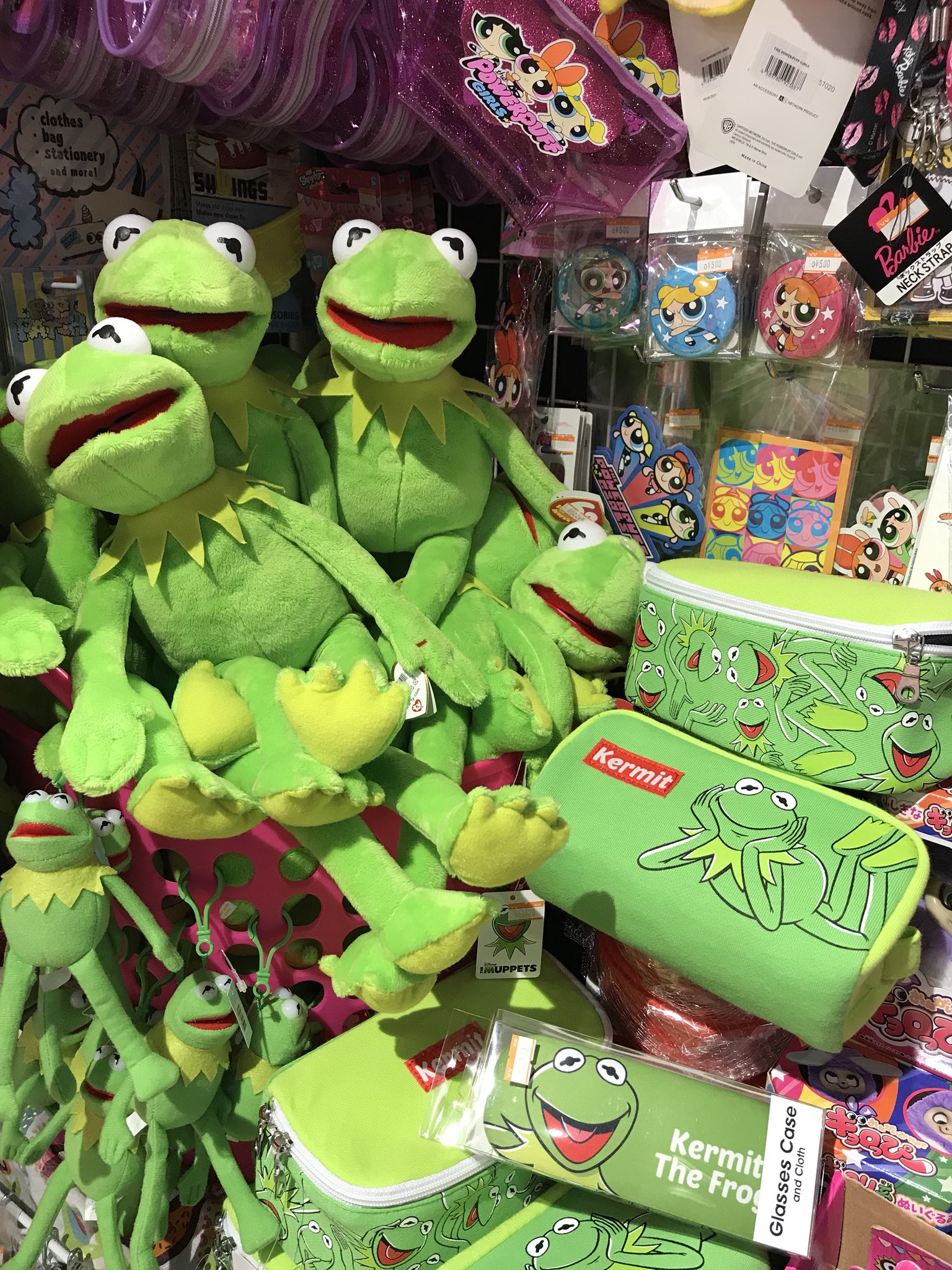 Twitter 上的 ヴィレッジヴァンガードイオンモール長久手 はじめしゃちょーやセサミストリートで知ってる人も多いはず カーミットのグッズ入荷しました カエル嫌いな人もぜひお立ち寄り下さい カーミット Kermit T Co 0ezdjizaiz Twitter