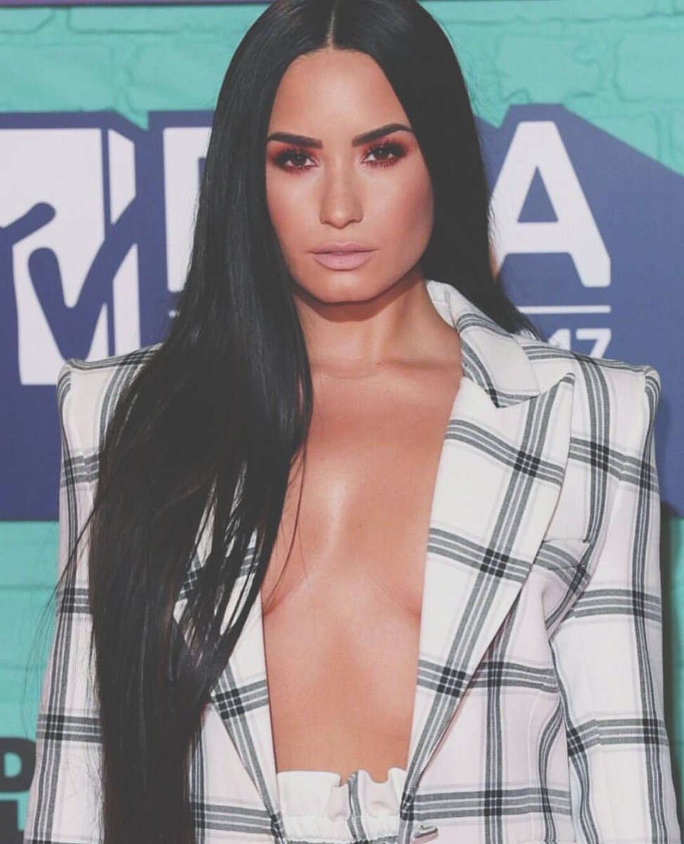 StyleDModePak's tweet photo. #demilovato looks uber chic at #MTVema #redcarpet happened in #London.😍 Slide for more. .
.
#monday #morningmotivation #hollywood #star #nyc #redcarpet #love #bathrobe #morning #towel #dress #new #fashion #style #high #heels #best #ever #sdm #news #updates #demi #likeaboss https://t.co/QO8lDixaBe