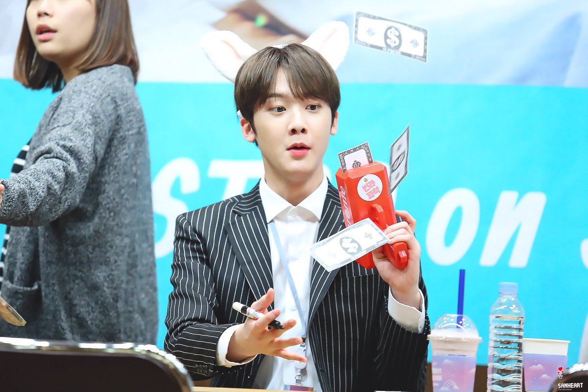 sanheart0321's tweet photo. 171112 스페셜 선데이 팬싸 #아스트로 #윤산하 #산하 #따나 #ASTRO 
총 맞고 싶다 ....돈총ㅎㅎㅎ🔫🔫💸💸
따나너무귀여워서 어뜩해🤑  @offclASTRO https://t.co/0h8BFfCZlJ