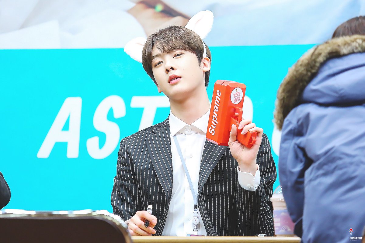 sanheart0321's tweet photo. 171112 스페셜 선데이 팬싸 #아스트로 #윤산하 #산하 #따나 #ASTRO 
총 맞고 싶다 ....돈총ㅎㅎㅎ🔫🔫💸💸
따나너무귀여워서 어뜩해🤑  @offclASTRO https://t.co/0h8BFfCZlJ