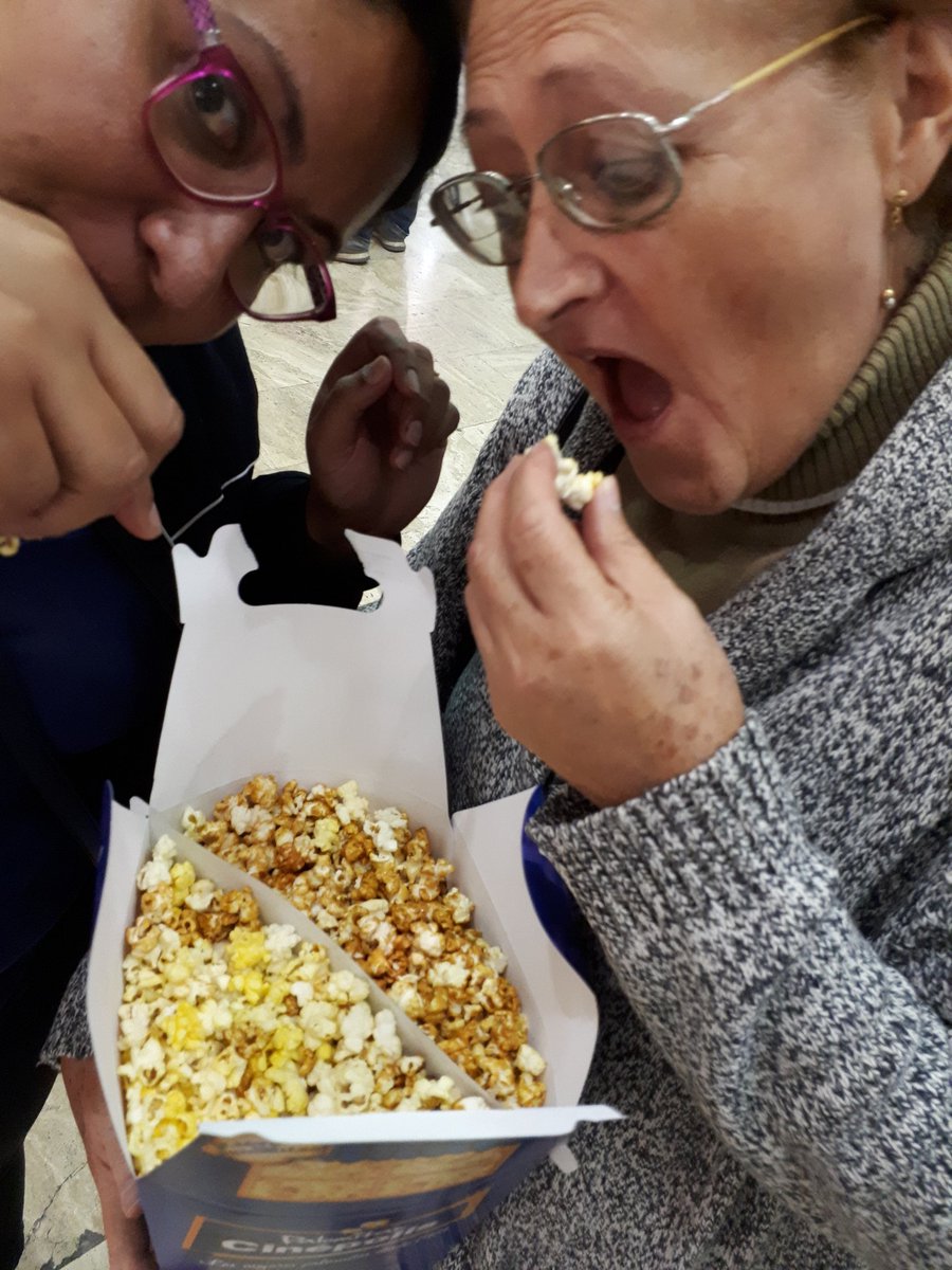 JuanPiAZ's tweet photo. Sábado de palomitas con @Lupe_Texas https://t.co/PWloZWokOe