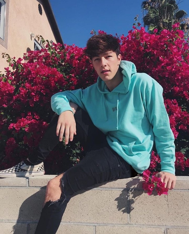 Yo its Tayler 
I'm gay and a sub 
I love cuddles and fries 
I'm into freaky shit 😉
I need me a daddy 🙈
I need friends also! 
I love going on cute dates and being choked. 😉🙈
Like/rt for me?