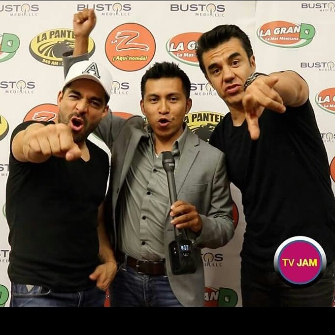 tvjammedia's tweet photo. De mis actores y comediantes favoritos en su visita a Portland Oregon @AdrianUribe @OMARCHAPARRO #Entrevista #Reportaje #tv #TVJAM #Pdx #video #Twitter #comediantes #Television #latinos https://t.co/NCKgBV2AgF