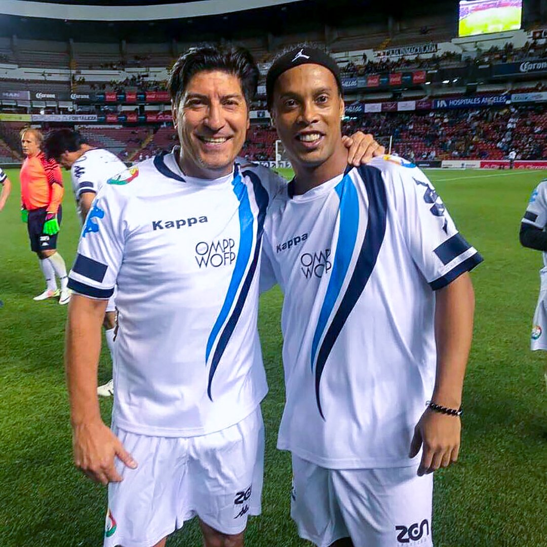 10Ronaldinho's tweet photo. Muito feliz em jogar com você meu amigo!! @bambam9oficial https://t.co/MHxKA9wodL