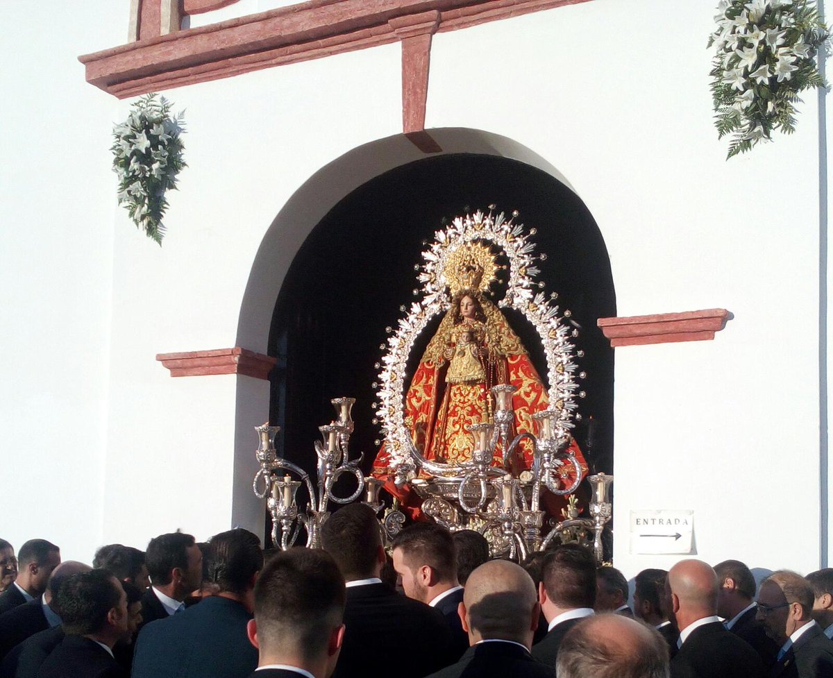 HCabezaVelez's tweet photo. Un año mas acompañamos a Nuestra Excelsa Patrona la Santísima Virgen de los Remedios Coronada por las calles de Velez Málaga en su procesión gloriosa. https://t.co/pWCho2KtgR