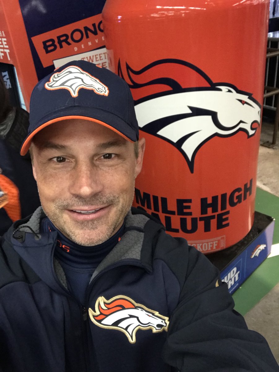 driller1968's tweet photo. #milehighsalute #Broncos125 @budlight https://t.co/eCWP1AmHjR