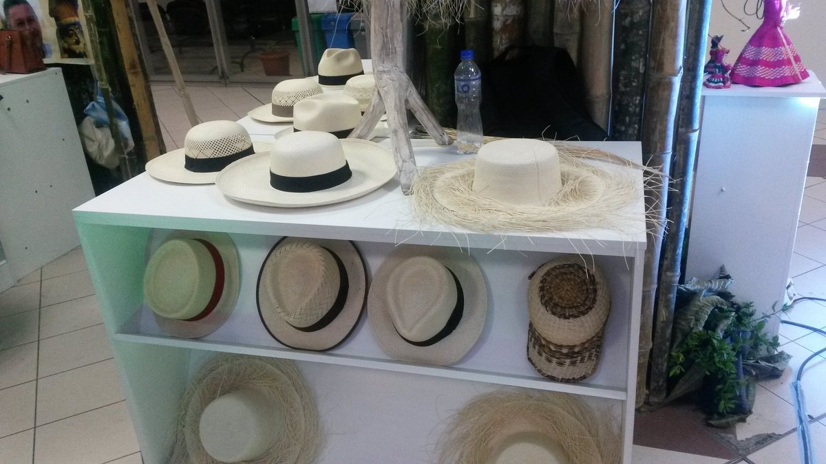 OscarMolinaV_'s tweet photo. La "Feria del Libro" de #Quito:
un bazar de multiproductos y algo más. #FILLQuito https://t.co/l2uU6igmhZ