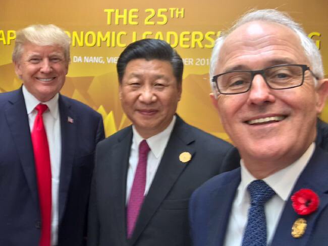 Ms_C_Randolph's tweet photo. Mirror mirror on the wall, who’s the biggest douchebag of them all

Why the feck is @TurnbullMalcolm taking a selfie with that oxygen thief @realDonaldTrump 

#auspol https://t.co/yK6XBqDRem