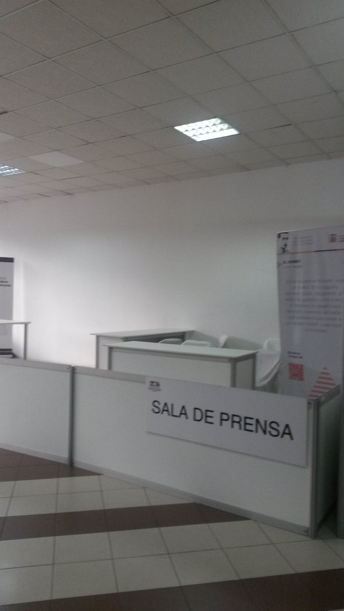 OscarMolinaV_'s tweet photo. La "Feria del Libro" de #Quito:
un bazar de multiproductos y algo más. #FILLQuito https://t.co/l2uU6igmhZ