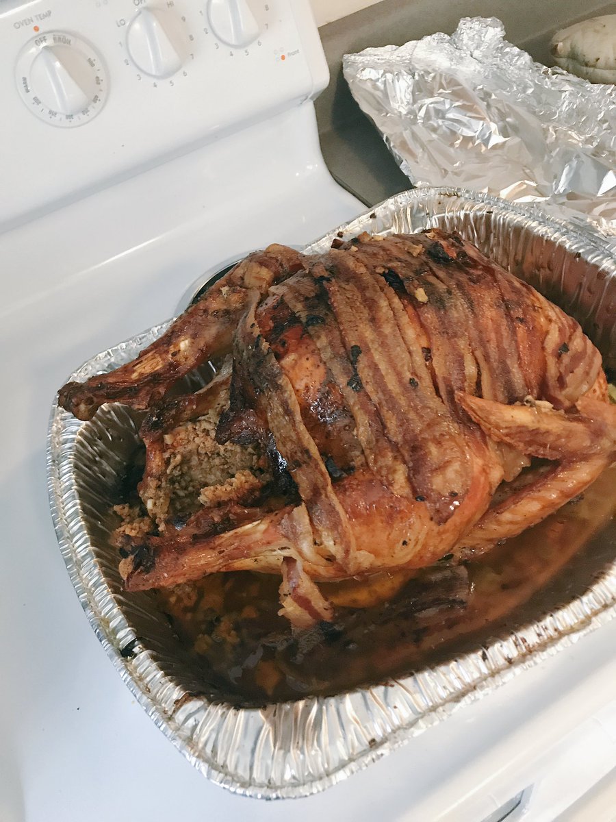 bellamichellee's tweet photo. Hey Gordon, what do you think of my first friendsgiving turkey? @GordonRamsay https://t.co/7tIjKTTFNl