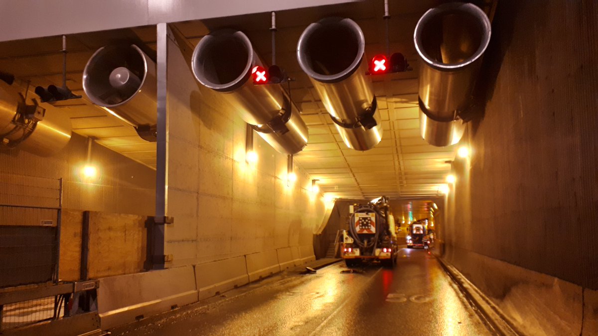 Allerhande werkzaamheden in de <a href="/maastunnel010/">Maastunnel010</a> vannacht: riolering, veiligheids voorzieningen, portalen, veegploeg.