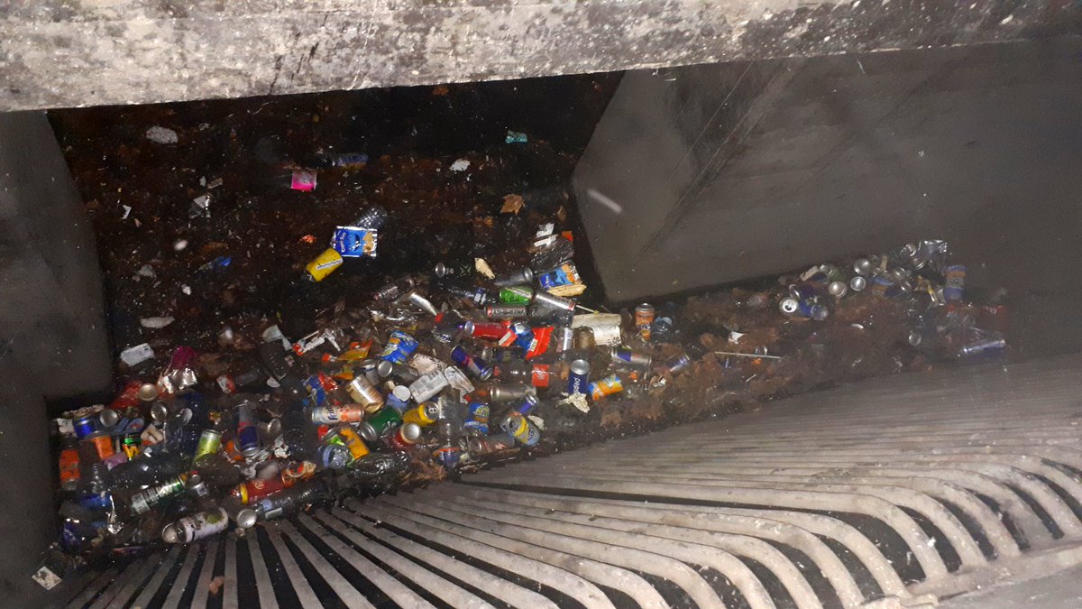 Foto van afgelopen vrijdagnacht - baggeren gemaal Churchillplein <a href="/rotterdam/">Gemeente Rotterdam</a> . Statiegeld op blikjes en flesjes als in Duitsland zou een hoop afval schelen! #afvalberg