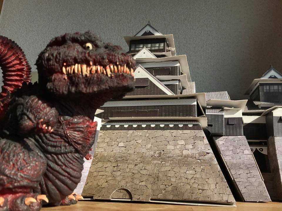 熊本城 特撮美術 天守再現プロジェクト展 昨夜のシンゴジラ みなさん観られました 特撮作品におけるミニチュアの運命は壊されていく運命にあるのですが そんなミニチュア特撮の技術で 逆に壊れた熊本城を再現できないかという三池敏夫さんの思いから今回の