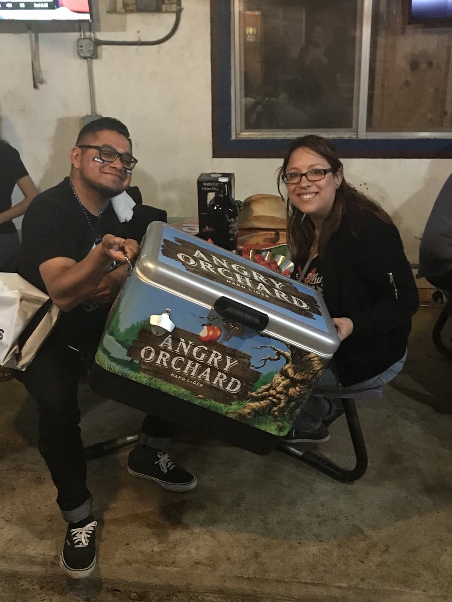 thefriendlyspot's tweet photo. Let’s be Friends #friendlybirthday #friendlypresents #craftbeer #friendlyeats #sundayfunday #southtown https://t.co/rd49dT0j5v