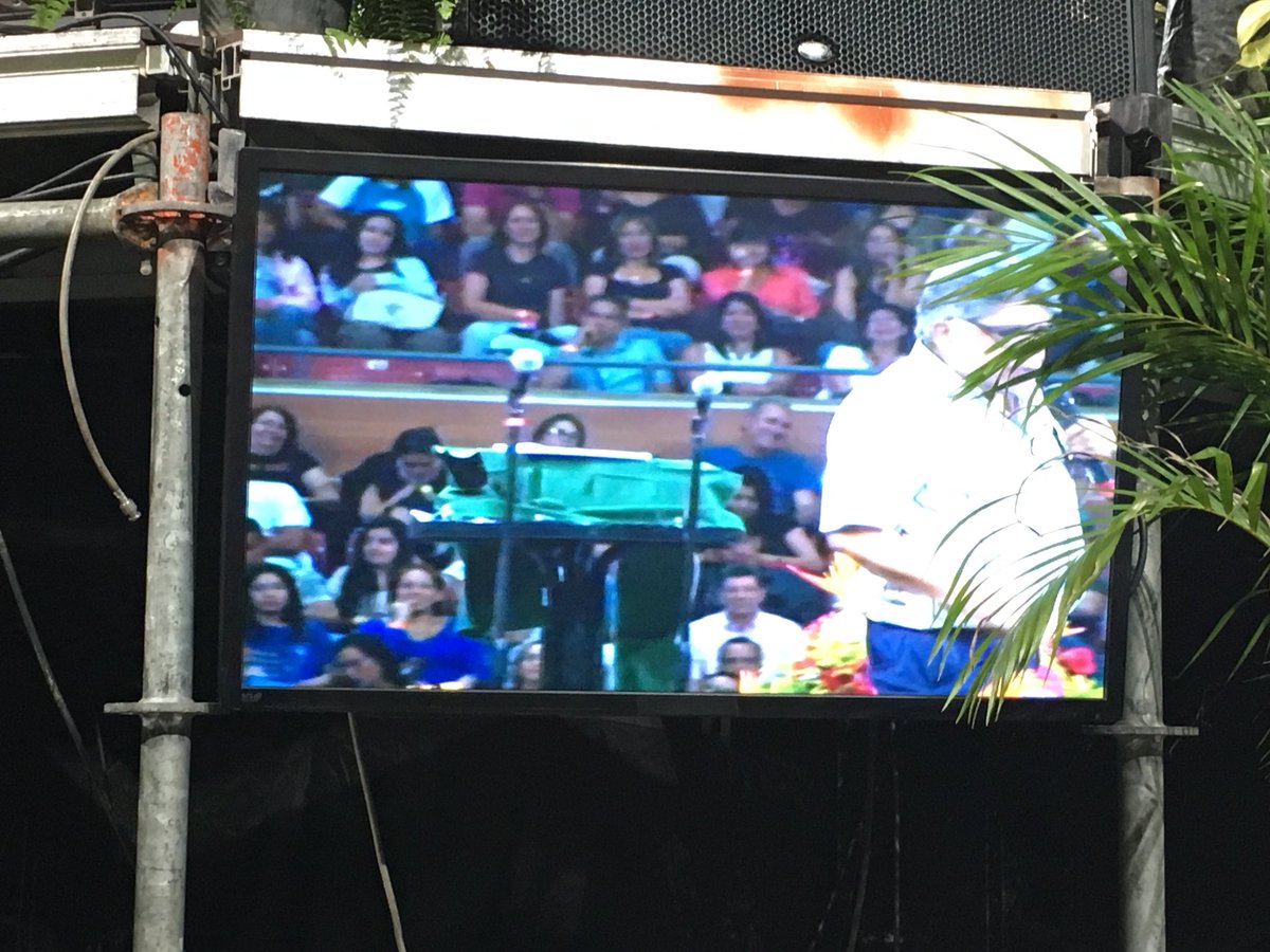 El P. Ricardo Bulmez, ayer 11-11, en El Poliedro de Caracas, impartiendo la conferencia: “LA VIDA ES UNA EXPERIENCIA MARAVILLOSA”, ante 14 mil personas reunidas gracias a la convocatoria de la gente de CRP... extraordinaria organización y experiencia.