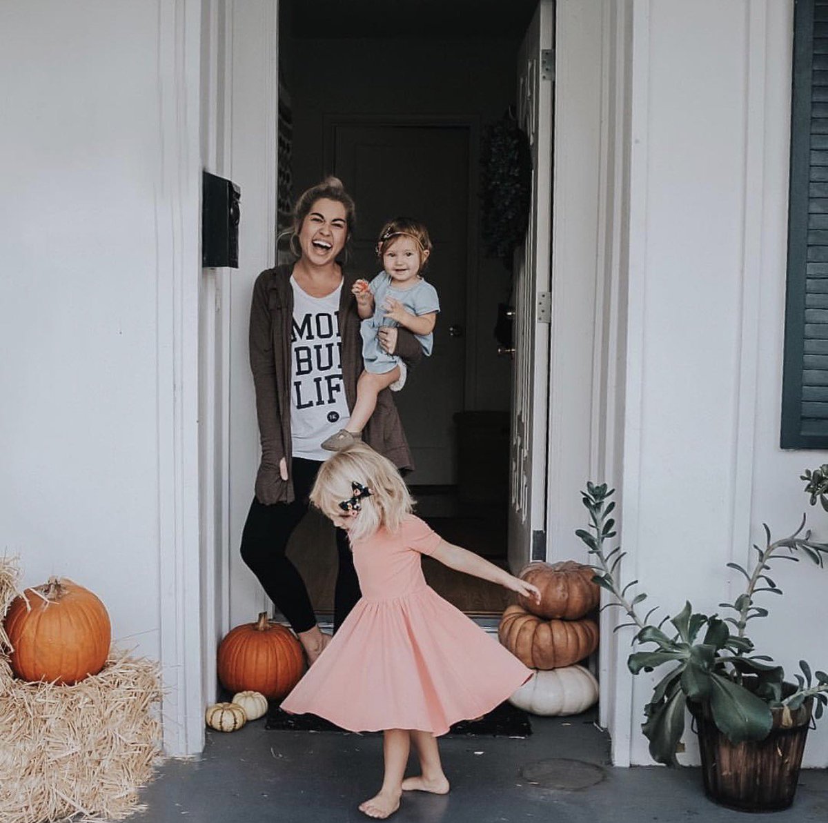 EvysTree's tweet photo. The cuteness in this photo! 😍 Ashley is rockn' her size medium Reece in Americano while having some laughs with her crew. https://t.co/ld9BZdGb0k https://t.co/gBZFoRmyO8