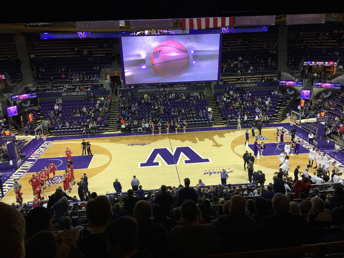 Steve__D__'s tweet photo. Thatβs a strange looking football field...
#hoopsisback https://t.co/mpRh9nvo6G