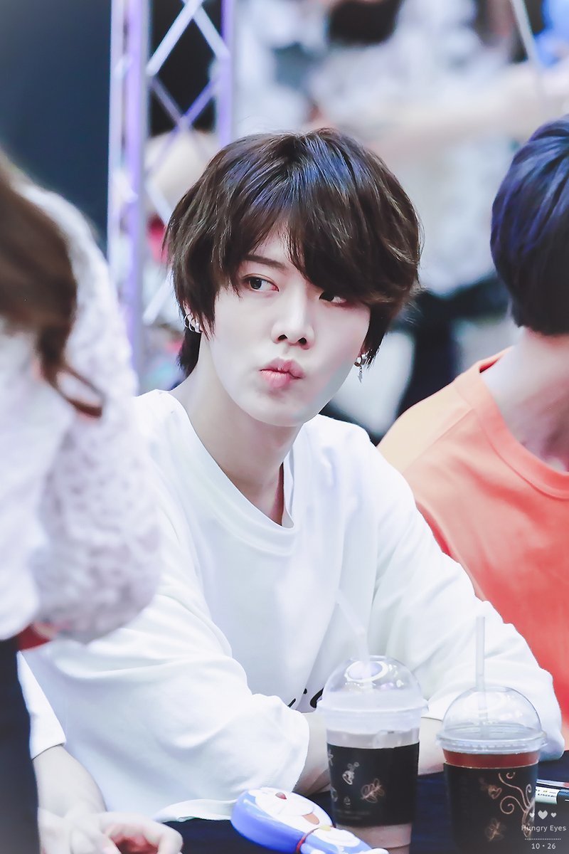 idolslindskpop's tweet image. nao to dizendo que o yuta saiu de um anime mas e exatamente isso que eu to dizendo