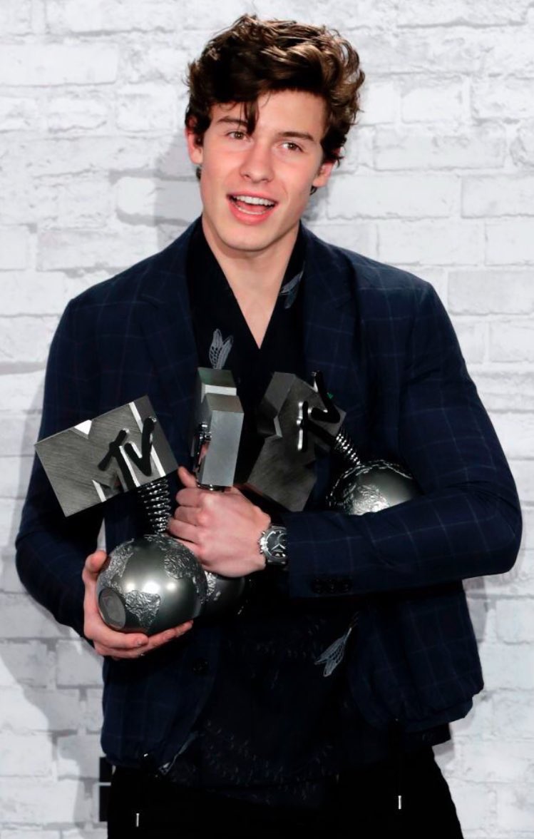 ShawnManaus's tweet photo. O Shawn também ganhou a categoria "Best Canadian Act" no #MTVEMA https://t.co/AGeGYzeDVz