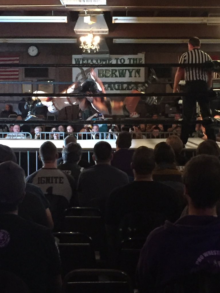 lohidoesnttweet's tweet photo. @indi_hartwell @Tess_Blanchard First thing I saw when I walked in #shimmer98 https://t.co/88kiac44hj