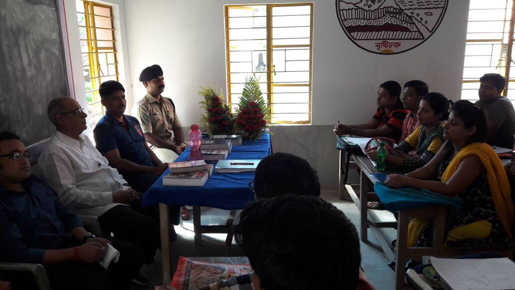 N24PoliceDist's tweet photo. Shri C. Sudhakar, IPS; SP North 24 Parganas in an interactive session on 12/11/17 at Career Guidance Initiatives, Basirhat organized by North 24 Parganas District Police. https://t.co/WjRpv30z0r