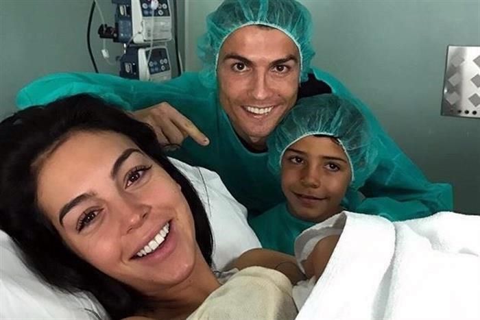 Diario_Supremo's tweet photo. #Entérate: 👶 Ya nació la primera heredera de @CristianoRonaldo 
#Mexico #EEUU #CDMX #Edomdx https://t.co/Okjr4BbR45