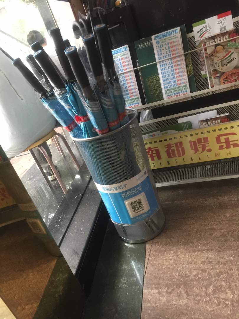 izzuzakaria's tweet photo. Adik bgthu kt China diorang pi kerja kbykan naik basikal jer. Pastu tdi tunjuk payung pun ad buat sewa. 😂. nk guna kena scan kod. https://t.co/rJGjg0Li8A