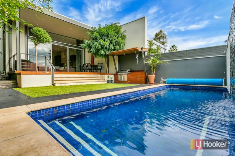 thehomepage_au's tweet photo. Three bedroom #solidbrick commercial design home on low maintenance grounds, bathing in #northern light. #GlenOsmond #SA
Listed by @LJHooker Kensington Park. 

See more: https://t.co/VvO2BsZX78 https://t.co/QvabiBoyVd