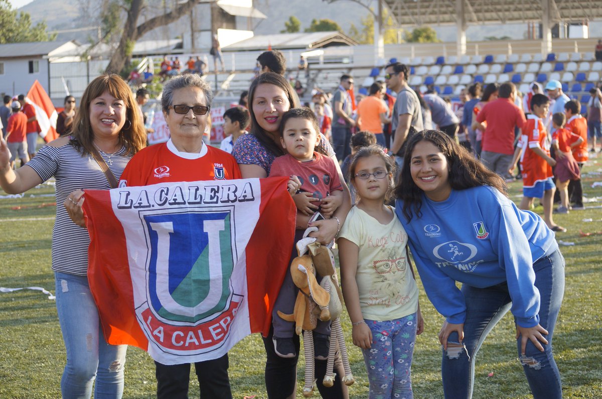 EfectoCementero's tweet photo. Masivo banderazo de hinchas de @UnionLaCalera en la previa del duelo frente a Cobreloa https://t.co/HjesqU3lWu