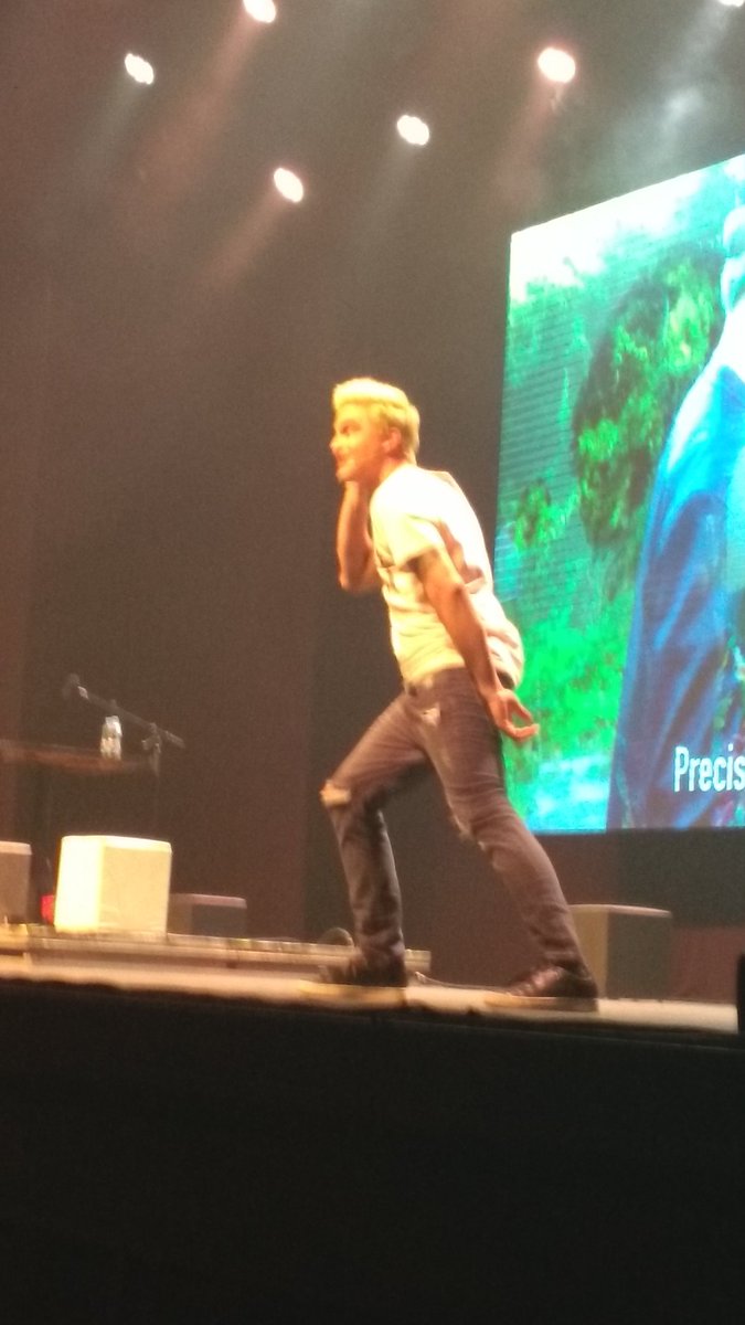 isforsteroline's tweet photo. #FelipeNetoMegaFest mega feliz de ter assistido @felipeneto e tirado foto com ele. Espero que faça vídeo com meu chaveiro de coruja que te dei. #RJ https://t.co/PR7zRQOEMT
