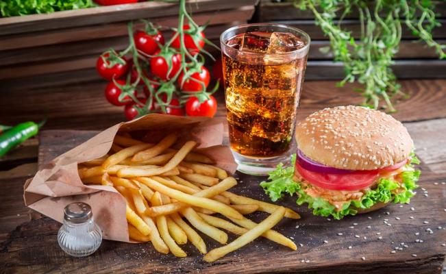 El_Universal_Mx's tweet photo. Los alimentos prefabricados y las cadenas de comida rápida  que llegaron con el TLCAN colapsaron la salud de los mexicanos https://t.co/mU7Hugla8j https://t.co/uULFklg4lL