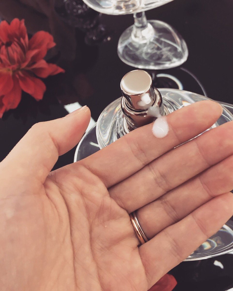 makiko0510's tweet photo. ハイエンドコスメティックブランド
fearless（フィアレス）の新製品発表会で出会ったLucrezia Serum（ルクレツィア セラム）という美容液。バレエのチュチュをイメージしたというボトルが素敵すぎました。贅沢なフォルムは、日々のお手入れのたびに優雅な気分になれます。 https://t.co/OtTm6Rxpec