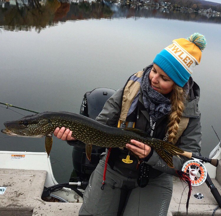 Who loves fall fly fishing? I do ! 🙋🏼 #flyfishing #footballsunday #SundayFunday <a href="/HowlerBros/">Howler Brothers</a> @FishGLoomis <a href="/RedingtonGear/">Redington</a>