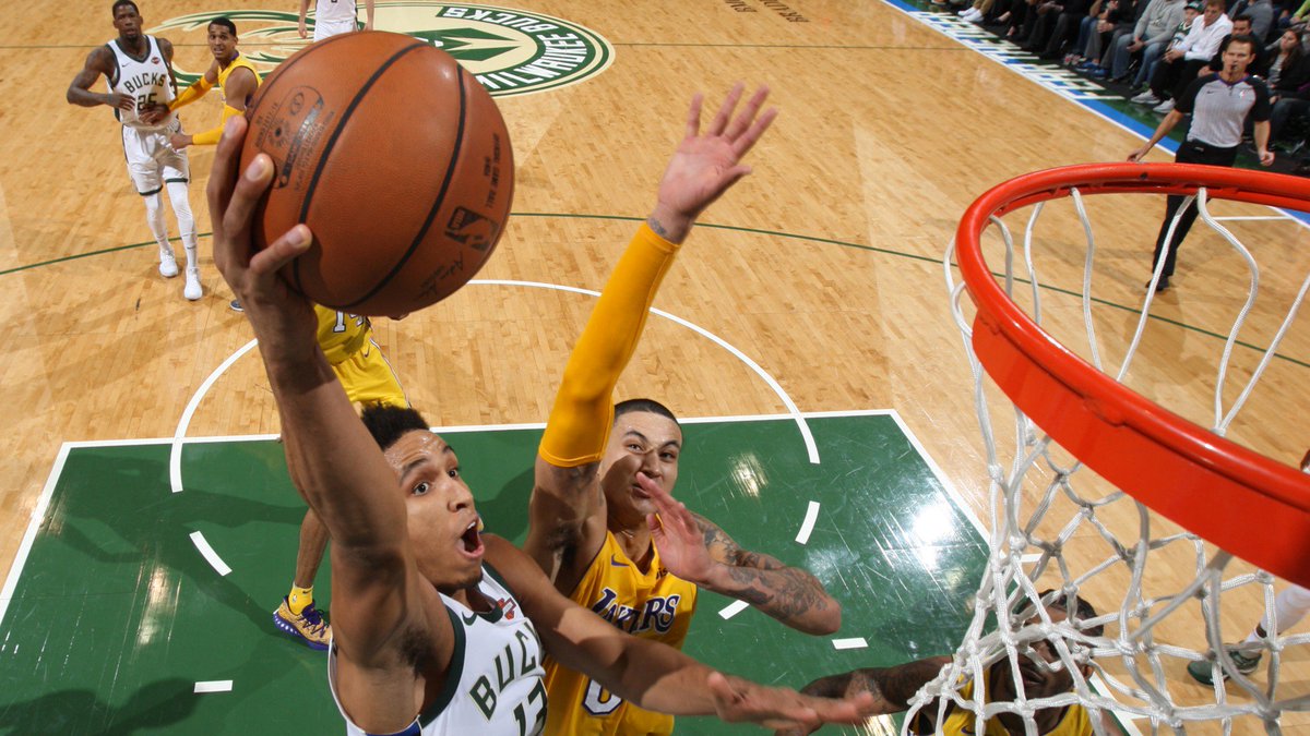The best plays from the Bucks win over the Lakers in 134 seconds!!  #FearTheDeer https://t.co/Gfr7ukdUKu