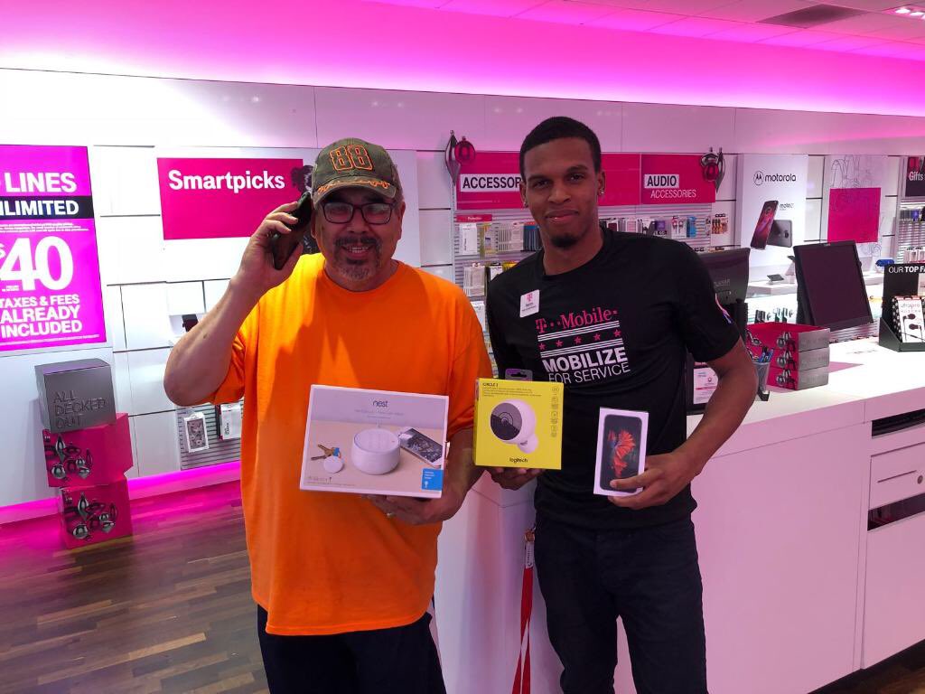 Larry_Stetz's tweet photo. Aaron at our Scottsdale/Shea store demo’ing with passion & getting his customer squared away w/a total solution including @nest security, @Logitech Circle 2 cam, & an iPhone! #SWPartyPeople #SWisBest @eddienavarrete @sdmwrestle #AZBringsTheHeat 🔥 #SOMSquad https://t.co/pcHpTBXYeY
