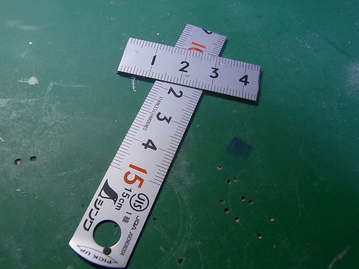 岬光彰 בטוויטר 昨日作った等脚台形カット用の自由角度定規 切った定規を定規の厚みの隙間で２枚重ねて接着して 隙間に定規を差し込んで任意の角度で瞬着の点付けで固定