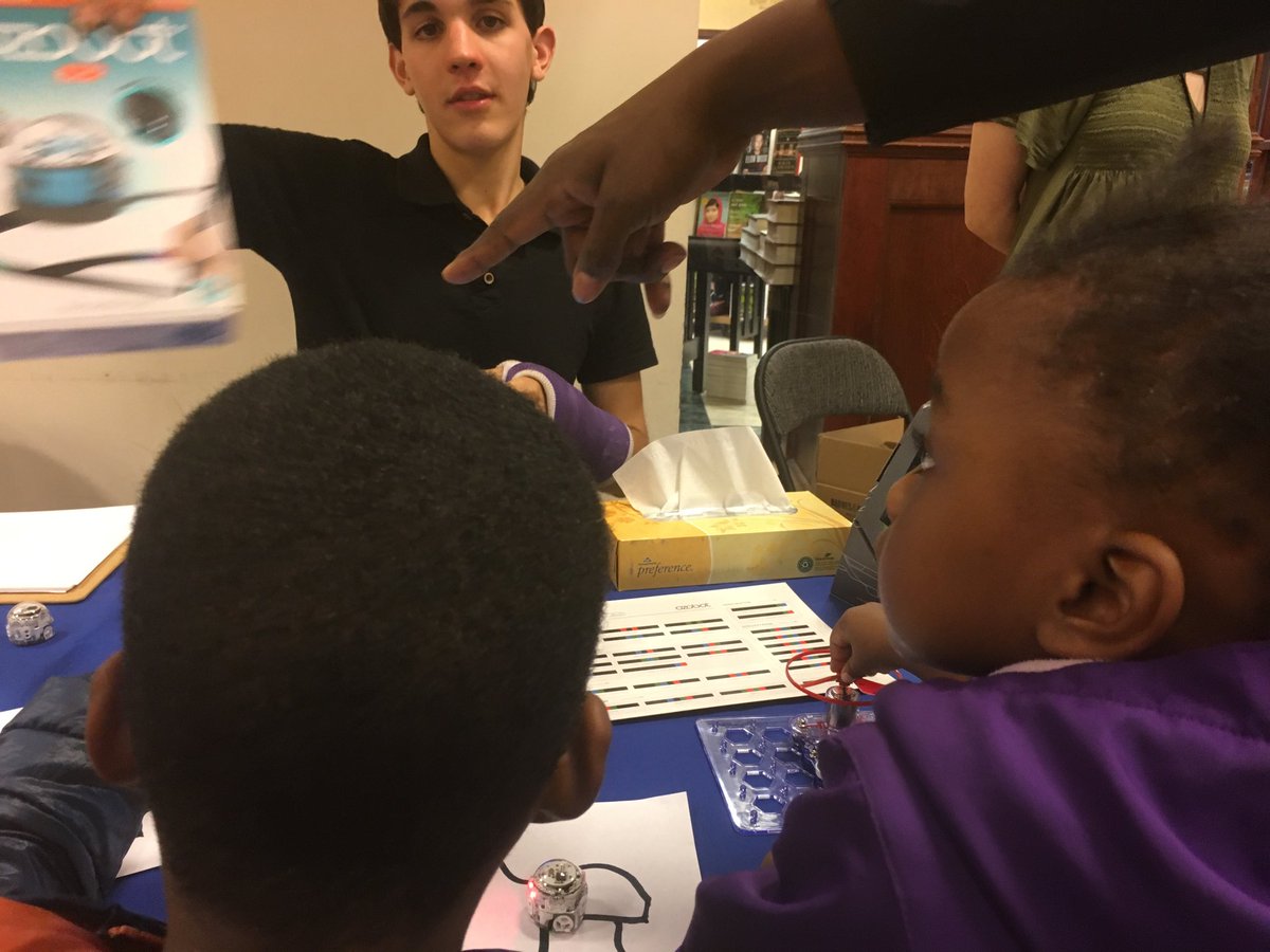 kitesforkids's tweet photo. Fun STEM w/e @BNBuzz Mini Maker Faire, ATL. #BNMake Thx #BNMake &amp; volunteers https://t.co/NMWy7YWh4B