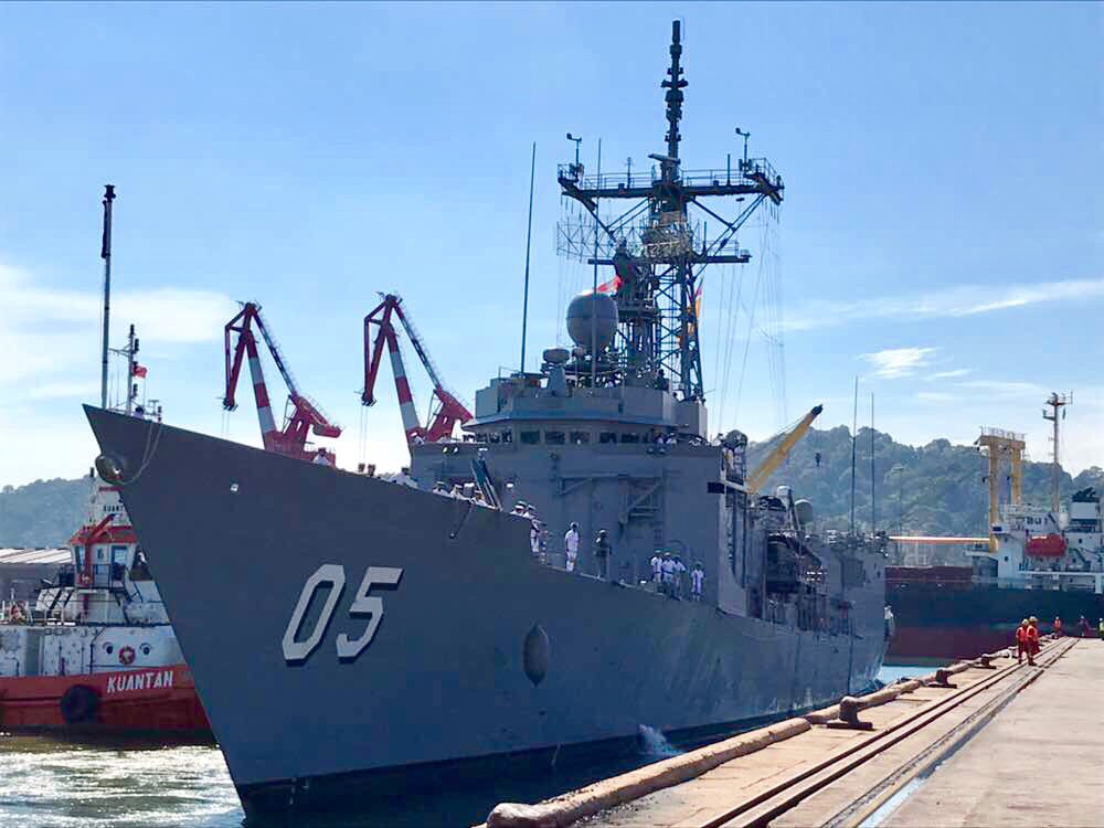 ADFinMalaysia's tweet photo. Today we welcome to Malaysia HMAS Melbourne who has arrived for a port visit in Kuantan as part of her Indo-Pacific Endeavour 17 deployment. #YourADF #Navy #IPE17 @Australian_Navy @tldm_rasmi https://t.co/lNSMZkupH1