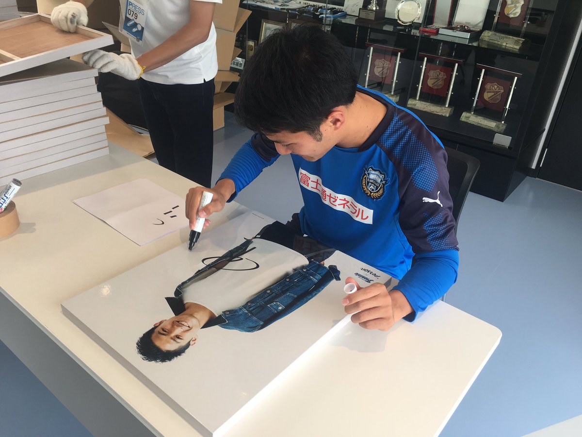 TVguidePERSON's tweet photo. 【川崎フロンターレコラボ】まず最初は大島僚太選手。『こんなに緊張するサイン書きないかも』と1枚1枚とても丁寧に書いてくれました。好きなシリアルナンバーに何か一言を、とお伝えするとご自身の背番号にメッセージ。2ショットパネルは『一言は彰悟君にお願いして僕は番号書きます。笑』。 https://t.co/KLj8KOZK15