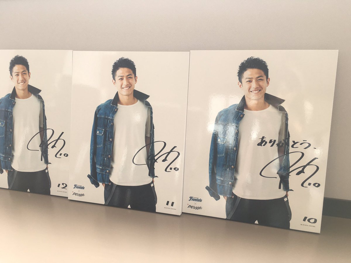 TVguidePERSON's tweet photo. 【川崎フロンターレコラボ】まず最初は大島僚太選手。『こんなに緊張するサイン書きないかも』と1枚1枚とても丁寧に書いてくれました。好きなシリアルナンバーに何か一言を、とお伝えするとご自身の背番号にメッセージ。2ショットパネルは『一言は彰悟君にお願いして僕は番号書きます。笑』。 https://t.co/KLj8KOZK15