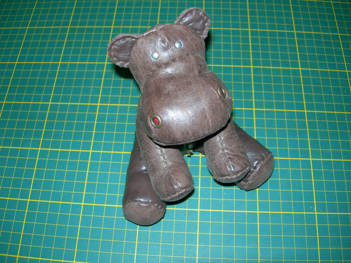 shapir63's tweet photo. Бегемот 4, ручной шов, сталь. #игрушкаручнойработы #натуральнаякожа #стимпанк, #Steampunk #handmade, #винтаж, #samaraleather https://t.co/Blfdj8VVLV