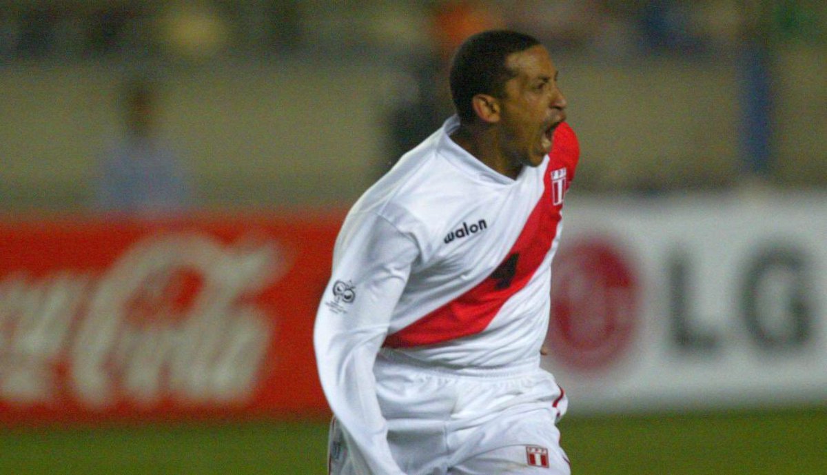 Con la camiseta en el corazón, aliento a mi selección. Confiamos en ustedes. ¡Arriba Perú!