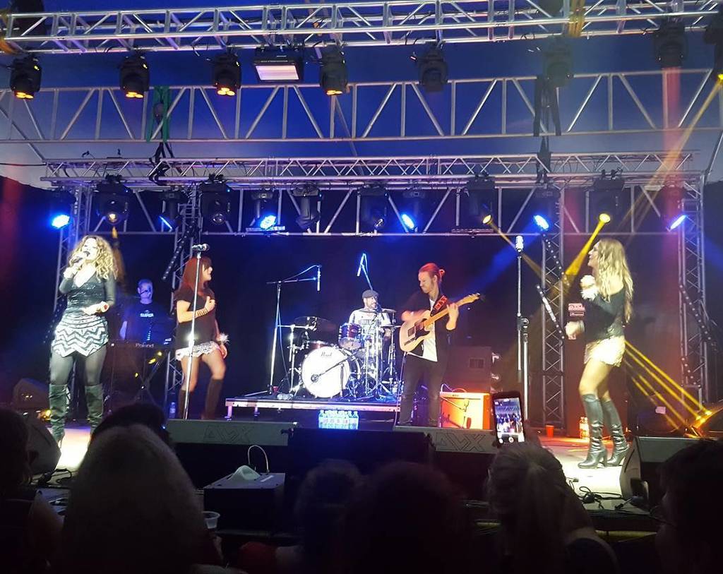 airliebeachmap's tweet photo. Chantoozies were DIVAlicious!
#airlierocks #airliebeachfestivalofmusic #airliebeach #lovewhitsundays #thisisqueens… https://t.co/drg8EOPGUn https://t.co/X4aPhdgNZY